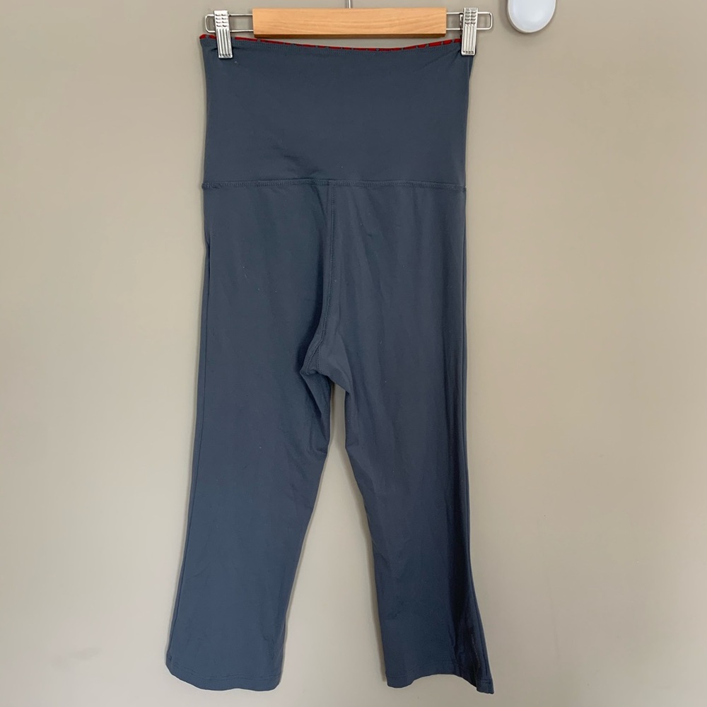 Alo Yoga Fold over smoke gray Capri leggings. - Picture 6 of 6